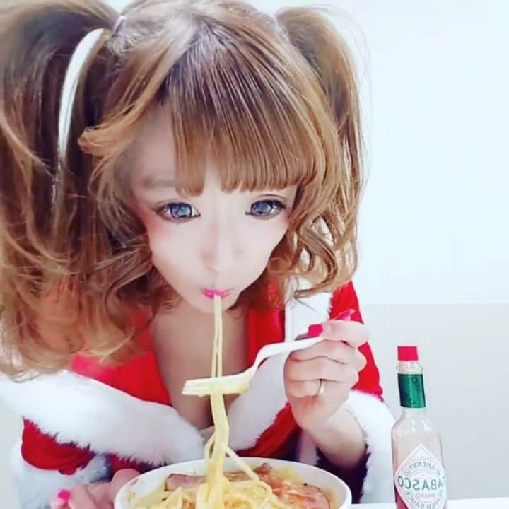 梁愛美のインスタグラム：「#激辛アイドル #梁愛美 です🐰🌶🌶 ❥ ❥ 🎄 Merry Merry X'mas…🎅🏻🎅🏻🎅🏻🎄🎁💕 ❥ ❥ カルボナーラグラタン×タバスコ1本🙋🌶🌶🌶💕 ❥ ❥ 【TV出演📺🌶】 ❥ ❥ ・日本テレビ『二ノさん！』 ・フジテレビ系列『ちょっとザワつくイメージ調査 もしかしてズレてる？』 ・フジテレビ系列『お客様は知っている！』 ・読売テレビ『大阪ほんわかテレビ』 ・関西テレビ『お笑いワイドショーマルコポロリ！』 ・毎日放送『魔法のレストラン』 ❥ ❥ 【経歴🌶】 ❥ ❥ ・ 鳥一代 恵比寿☞激辛チャレンジ完食(完食で飲食代無料。) ・ ソウルフードバンコク 池尻大橋☞激辛チャレンジ完食(完食で飲食代無料。) ・ 地獄の担担麺 由比ヶ浜☞激辛チャレンジ完食(完食で飲食代無料。) ・ももてつ 名古屋 ☞激辛チャレンジ完食(無料券GET。) ・ 味覚 新橋☞激辛石焼麻婆豆腐完食(新記録更新。) ・ イエローカンパニー 恵比寿☞圏外バリ3完食(ピッキーヌまで完食者として名前飾って頂いてます。) ・ 赤い壺 表参道☞激辛チャレンジ完食(完食者として表彰状飾って頂いてます。) ・ ロビンソンクルーソーカレーハウス 北品川☞13010倍カレー完食(新記録更新。完食者として名前飾って頂いてます。) ・まぜそば三ツ星 恵比寿☞激辛チャレンジ 15ネロ完食(完食者として名前＆写真飾って頂いてます。) ・ SHANTI 渋谷☞MAX40ボーガを400ボーガに変更して完食 ・  辛いもんやギロチン 大阪☞GOD完食 ・ 一輪 渋谷☞とんでもねぇ〜完食 ・ 赤から 渋谷☞赤から鍋 裏メニュー20番完食 ・ ダルマット 六本木☞激辛アラビアータ 裏メニュー完食 ・ モジャカレー 大阪☞即KO！辛 1000倍完食 ・ 心 渋谷☞100倍完食 ・ ドミニカ 新宿☞10倍完食 ・ 味仙 名古屋☞イタリアン完食 ・ 大須たんたんめん 名古屋☞﻿ 猛烈担担麺完食 ・石鍋スンドゥブ専門店 姉妹 恵比寿☞10辛完食 ・ 蒙古タンメン中本 ☞北極×10倍完食 ・ CoCo壱 ☞10辛完食 ❥ ❥ 今まで食べれなかった物はありません🙌🌶🌶🌶 ❥ ❥ 挑戦者(お店)募集中🙋🌶🌶🌶 ❥ ❥ #激辛 #激辛女王 #激辛女子 #激辛部 #激辛好きさんと繋がりたい #激辛好きな人と繋がりたい #辛いもの好きさんと繋がりたい #辛スタグラム #タバスコ #唐辛子 #トリニーダスコーピオン #キャロライナリーパ #プリッキーヌ #ジョロキア #プラチナムプロダクション #japanesegirl #kawaiistyle #bikini #Tabasco #platinumproduction #aimiryou」