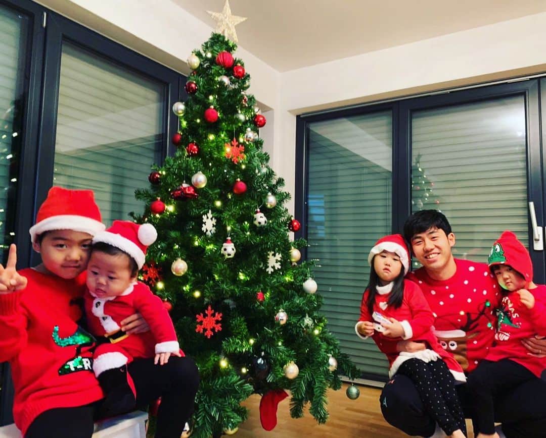遠藤航のインスタグラム：「Merry Christmas ‼️🎄 . . #クリスマス  #クリスマスツリー  #サンタクロース  #プレゼント . . #merrychristmas  #xmas  #santa  #christmastree  #presents . . #遠藤航 #wataruendo」