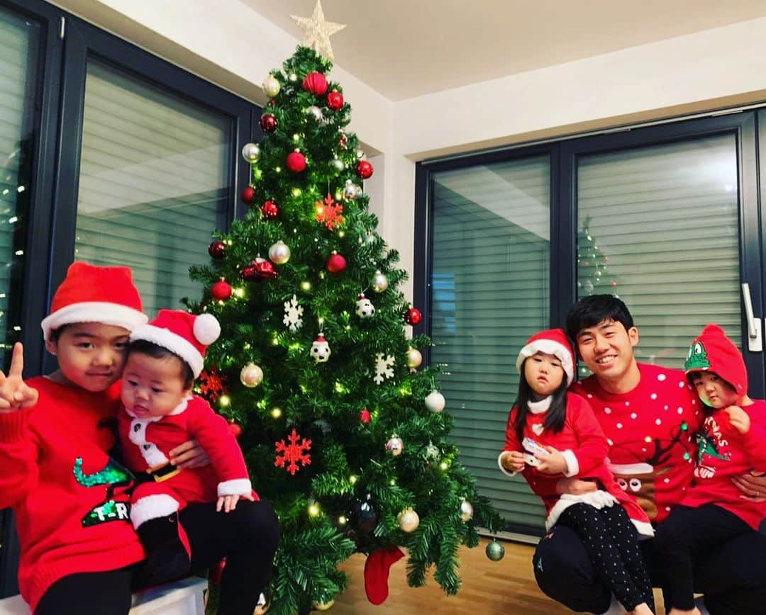 遠藤航さんのインスタグラム写真 - (遠藤航Instagram)「Merry Christmas ‼️🎄 . . #クリスマス  #クリスマスツリー  #サンタクロース  #プレゼント . . #merrychristmas  #xmas  #santa  #christmastree  #presents . . #遠藤航 #wataruendo」12月25日 23時18分 - endowataru