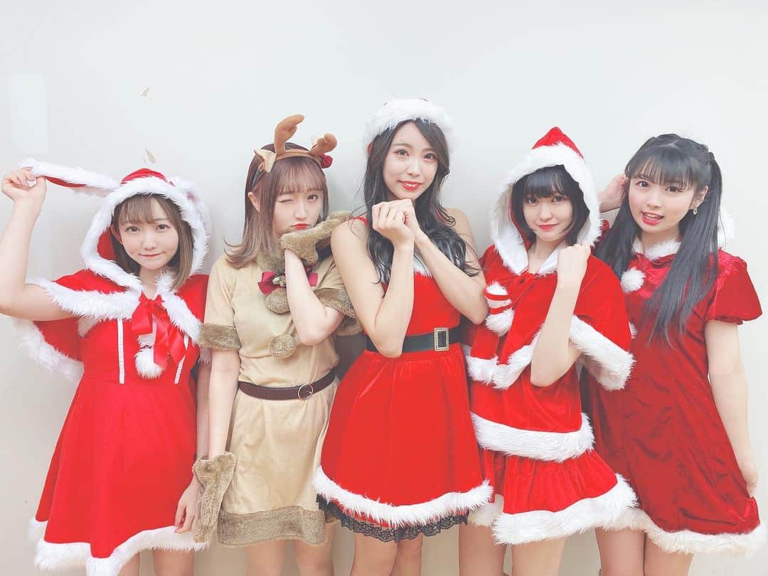 夏川愛実のインスタグラム：「ㅤㅤㅤㅤㅤㅤㅤㅤㅤㅤㅤㅤㅤ ㅤㅤㅤㅤㅤㅤㅤㅤㅤㅤㅤㅤㅤㅤㅤㅤㅤㅤㅤㅤㅤㅤㅤㅤㅤㅤㅤ クリスマスが終わる前に🥺🥺🥺 ㅤㅤㅤㅤㅤㅤㅤㅤㅤㅤㅤㅤ #クリスマス#クリスマスコス#サンタコス #メリクリ#Christmas#サンタ#サンタコスプレ  ㅤㅤㅤㅤㅤㅤㅤㅤㅤㅤㅤ ㅤㅤㅤㅤㅤㅤㅤㅤㅤㅤㅤㅤ」