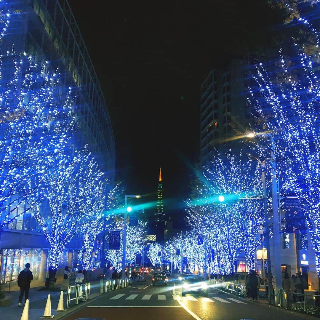 カン・ハンナさんのインスタグラム写真 - (カン・ハンナInstagram)「.﻿ ﻿ ﻿ キラキラと東京を光らせるクリスマスの夜🤶🎄﻿ ﻿ ﻿ ﻿ 友達と大盛りの焼きそば風ジャージャン麺を食べることに集中しました🙊　﻿ ﻿ ﻿ ﻿ 今年は色んなことがありまして嬉しい涙も悲しい涙もたくさん流してしまったのでサンタクロースは来ないでしょうね🙃 ﻿ ﻿ ﻿ ﻿ でも歌集『まだまだです』を読んでくださる方々のおかげさまで2019年は暖かい年末です💓　﻿ ﻿ ﻿ ﻿ ﻿ ﻿ ﻿ ﻿ ﻿ #メリークリスマス ﻿ #クリスマス #イルミネーション ﻿ #六本木ヒルズ #夜景　﻿ #ジャージャン麺 #満足﻿ #happychristmas #tokyo ﻿ ﻿ ﻿ ﻿」12月25日 23時27分 - kang_hanna_jp