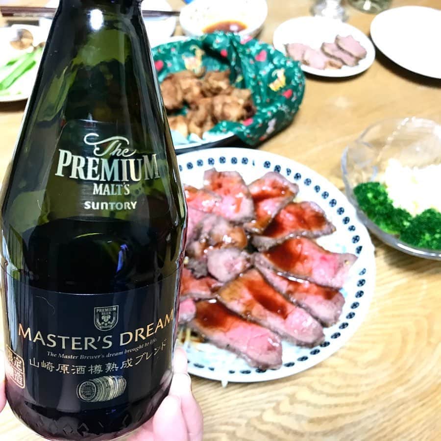 佐野優子のインスタグラム：「. 🍺のおかげで食事が更に美味しい♡ . 🎅Merry Christmas🎄 . #マスターズドリーム #プレモル #限定醸造 #山崎原酒樽熟成ブレンド  #サントリー  #半分飲んだ　..🍺」