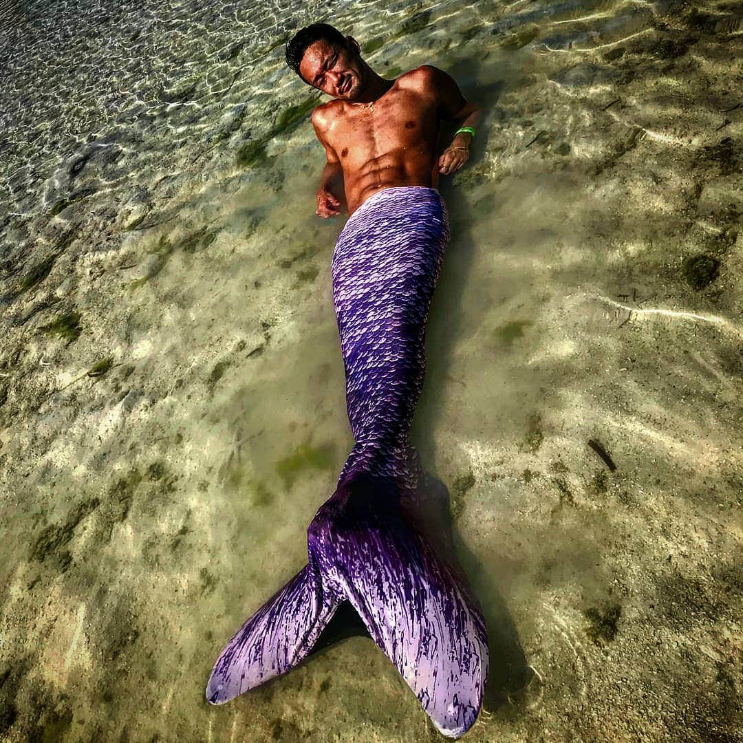 梅野源治のインスタグラム：「写真、打ち上げられた人魚&監督感がすごいw  #異議反論は認めません  動画は、昔タイに初めて行った時のことを思い出した。あの頃と今、みんなのおかげで大きく変わった。  #初めてタイに行った時に感じたこと #なんにもないけど全てがつまってる  #10年以上前の自分 #夢はあるけどなんにもない  いろいろと昔を思い出せるいい旅でした。 トレーニングもできたし、連れていっていただき超絶感謝です！！」