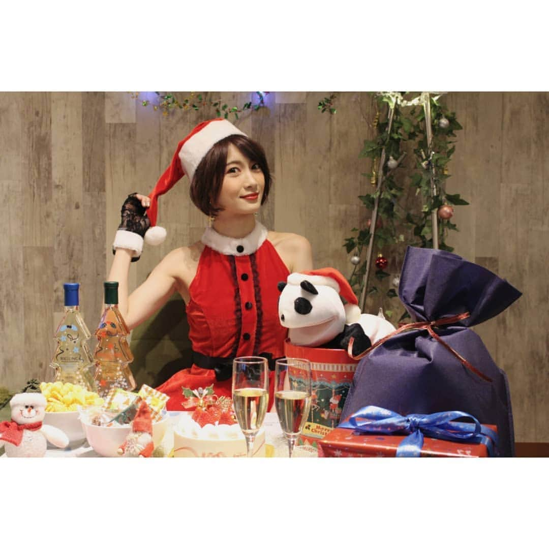 AYASAさんのインスタグラム写真 - (AYASAInstagram)「🎄🎁 今年はAyasa SHOP X’masセールにてご注文いただいた方へのクリスマスカード用の撮影で久しぶりにがっつりサンタコスしました🎅 アニメ以外のコスプレ久々すぎた(笑) . クリスマスカードには一枚一枚念を込めてメッセージ書いてみたり、イラストに色をつけたりしてみたよ✏️ 喜んでもらえたら嬉しみです🦌🦌🦌 ・ ・ #merrychristmas  #メリークリスマス  #もうすぐ今年も終わるね  #笑顔で今年を締めくくれますように 🌟」12月25日 23時31分 - ayasa_doya