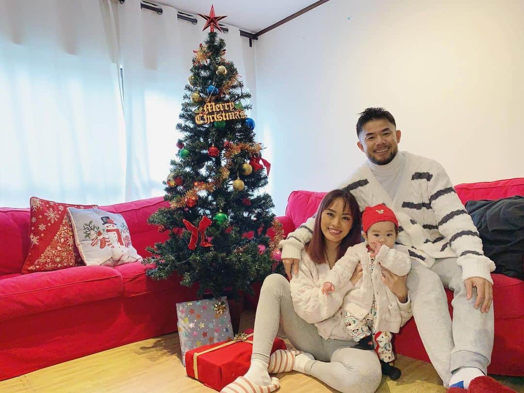 SONNYのインスタグラム：「Seasons Greetings from the HIRANOS🎄✨🏠」