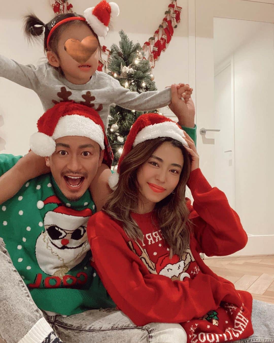 山中美智子さんのインスタグラム写真 - (山中美智子Instagram)「クリスマスは家族と 家族みたいなうっきーと一緒にお家で　プチパーティー🎄⭐️🌟 プレゼントも交換したよ✌🏾 みなさんも楽しい夜を🌙🌟」12月25日 23時33分 - alexiastam1988