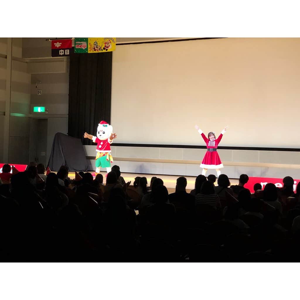 江頭ひなたさんのインスタグラム写真 - (江頭ひなたInstagram)「先日名古屋にて、明治協賛、中日新聞社主催のイベント「クリスマスこども大会」に出演させて頂きましたよ‼️😊🎄✨たくさんのファミリーの皆さんの前でパフォーマンスすることが出来て、とても楽しい時間を過ごさせて頂きました💕💕名古屋の皆さんありがとうございました‼️😊レギュラー番組を4年間していた名古屋。またお仕事で行けて、本当に嬉しかったです❤️ まだ写真ありますので、明日載せますね😊😊 #クリスマスこども大会 #明治 #meiji #明治クリスマスこども大会 #中日新聞 #名古屋 #愛知県 #ルーク #エゾクロテン #ファミリーショー #歌のお姉さん #歌のおねえさん #うたのおねえさん #ひなたお姉さん #キャラクター #着ぐるみ #ゆるキャラ #mascot #江頭ひなた #ファミリーコンサート#子ども向け #イベント」12月25日 23時34分 - hinataeto
