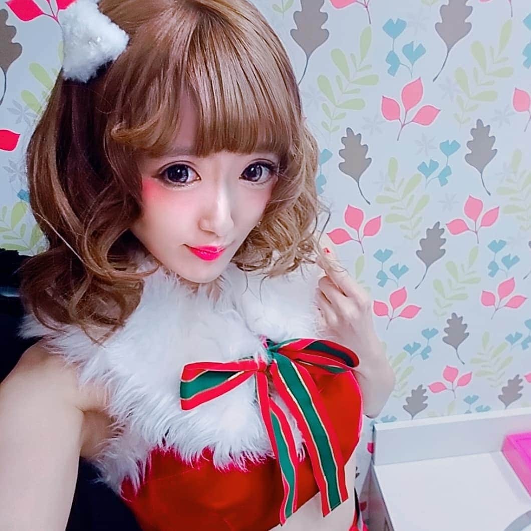 梁愛美のインスタグラム：「Happy Merry Merry X'mas…🎄🎁💕 ❥ ❥ #christmas #merrychristmas #japanesegirl #kawaii #kawaiistyle #lingerie #MISS_OKTOBERFEST #reachangels #platinumproduction #aimiryou #クリスマス #メリークリスマス #ランジェリー #歌手 #作詞家 #楽曲提供 #音楽好きな人と繋がりたい #激辛アイドル #芸能人女子フットサル #リーチエンジェル #プラチナムプロダクション #梁愛美 #팔로우 #셀스타그램 #얼스타그램 #아이돌 #가수」