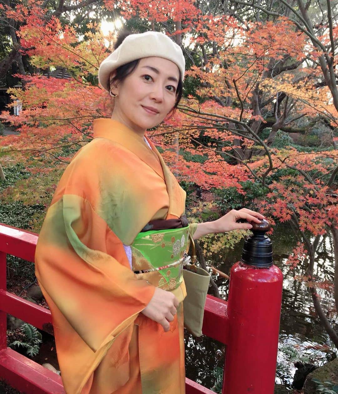 江藤あやさんのインスタグラム写真 - (江藤あやInstagram)「ポートレート風。 今日のお着物はお友達に借りたのですが、日本庭園の紅葉🍁にピッタリでした⭐︎ ありがとうございます！ ・ #クリスマス #着物女子会 #着物 #kimono #ホテルニューオータニ東京  #ランチビュッフェ #女優 #actress #江藤あや #知多市ふるさと観光大使  #シャブ山シャブ子」12月25日 23時45分 - ayayakko19