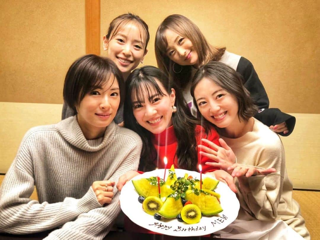 小松彩夏さんのインスタグラム写真 - (小松彩夏Instagram)「﻿ ﻿ クリスマスは戦士と過ごしました🎄﻿ どんだけ仲良し😝💕(笑)﻿ ﻿ クリスマスだけど和食を食べて﻿ いつも通りワイワイ過ごして...﻿ ﻿ もうすぐ誕生日を迎える﻿ 安座間の少し早いお祝いを...🎉﻿ ﻿ 全員揃うのは今年最後かな☺️﻿ ﻿ 私にとって転機となった激動の一年で、不安なことも沢山あったけど、戦士のみんなが本当に精神的な支えになりました😌💕﻿ ﻿ また来年もこうして変わらず集まれますように...✨﻿ ﻿ 今年も残りわずか☃️﻿ ﻿ 私はまだまだ仕事納めが出来ませんが最後まで突っ走ります🏃‍♂️💨﻿ ﻿ みんなまだまだ付いてきてくださいねー‼️‼️(笑)﻿ ﻿ #戦士会 #戦士 #仲間 #戦友 #北川景子 #安座間美優 #沢井美優 #泉里香 #小松彩夏 #follow #instagood #502 #セーラームーン #セーラー戦士 #戦士会 #戦士の会 #大好きすぎる #忘年会 #誕生日 #誕生日会﻿ ﻿」12月25日 23時39分 - official_ayaka_502