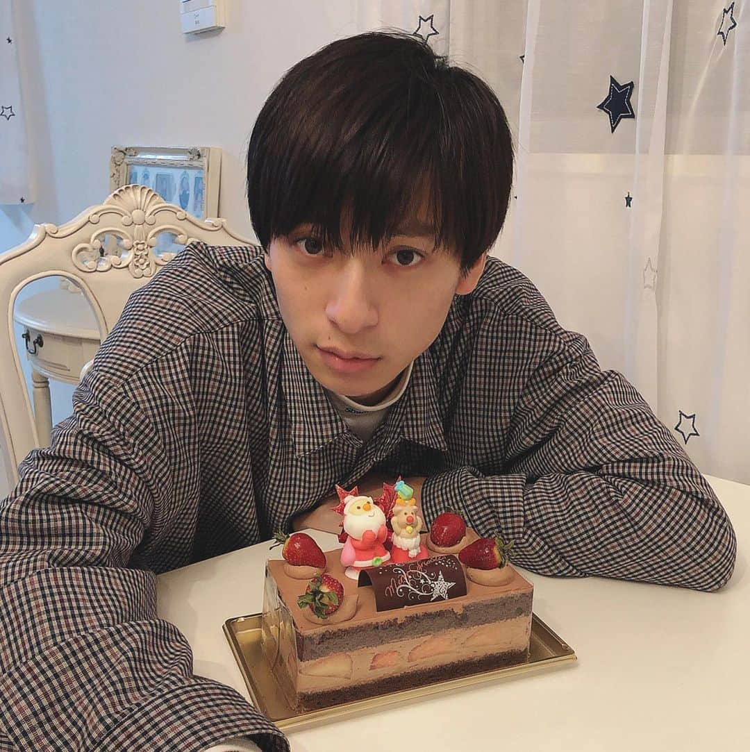 岡田翔大郎のインスタグラム：「クリスマスもう少しで終わりますね。 みなさんはクリスマスケーキ食べましたか？  #岡田翔大郎」
