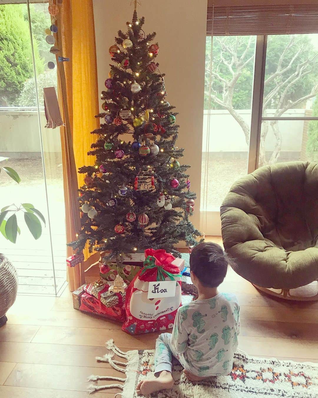 桃生亜希子のインスタグラム：「今年のクリスマス🎄は、義理の兄と家族、そしてご近所の仲良し家族とお家でゆっくり🏠❤️。 皆様、Merry Christmas ✨ #息子以外の顔特に自分の顔がうるさい笑　#ステッカー　#ナイス」