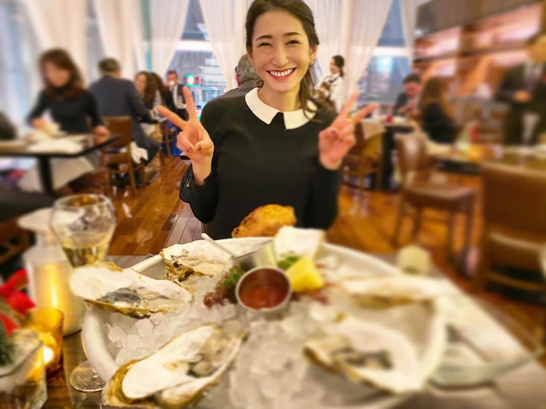 ELISAのインスタグラム：「牡蠣越しのワタシ。。 プチ忘年会💕メリークリスマス🎅💕」