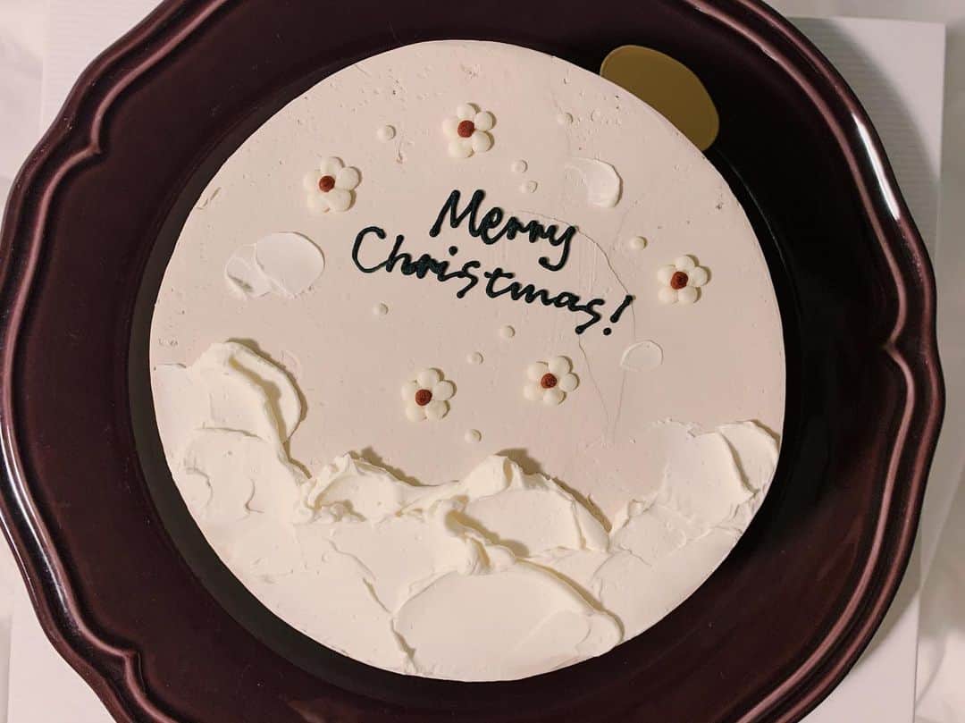 my9mj8のインスタグラム：「﻿ ﻿ 今年もクリスマスケーキは﻿ @yucake11 さんの🎅﻿ ﻿ 可愛いし甘すぎず美味しい💕﻿ 今回はチョコレート🍫にしてみた🥺﻿ ﻿ ﻿ ﻿ #クリスマス#クリスマスケーキ﻿ #じよに狙われている﻿」