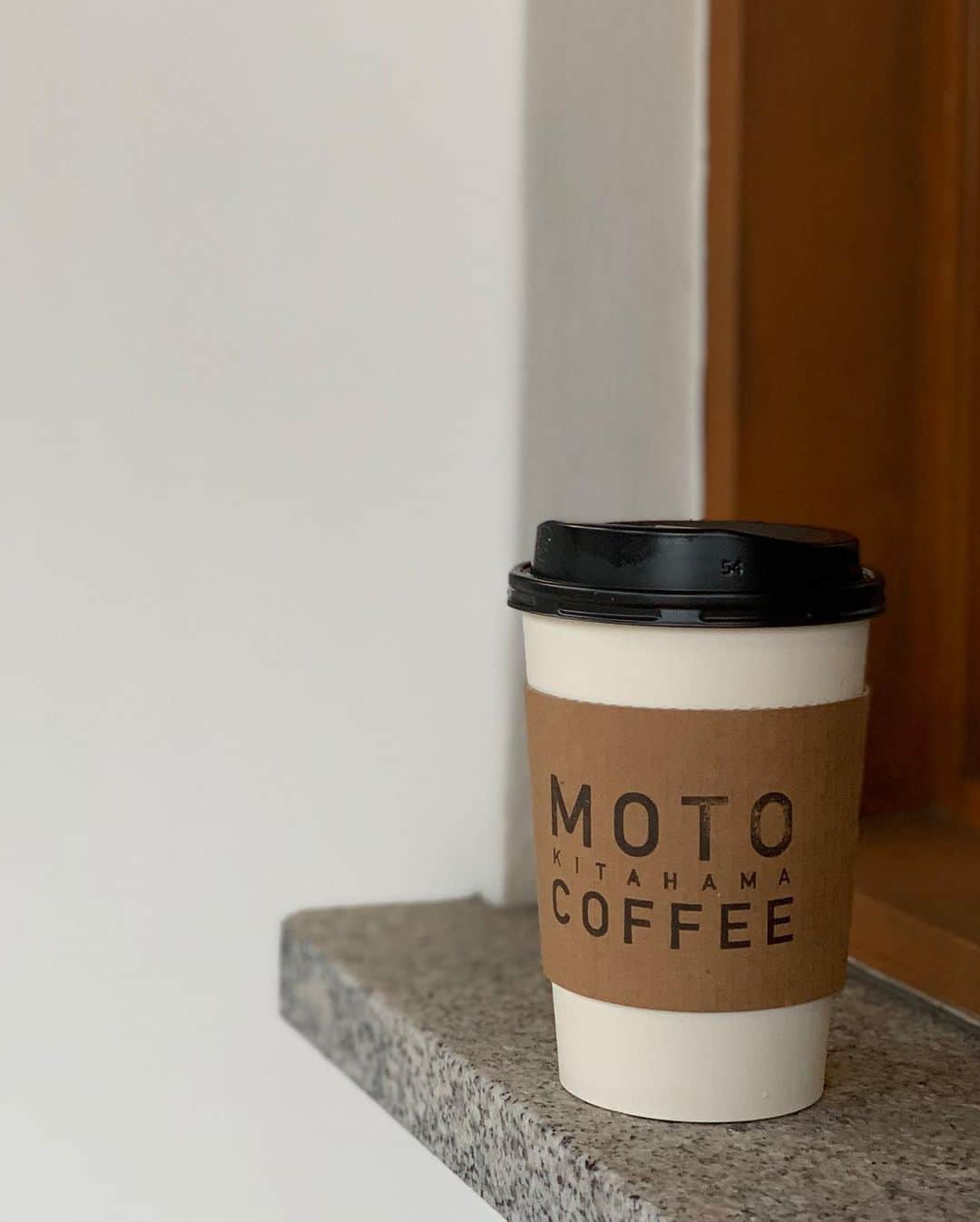 沢瀉美緒さんのインスタグラム写真 - (沢瀉美緒Instagram)「※ Coffee break at lunch ☕️ . 北浜にあるホテルにステイなので 道すがらラテをテイクアウェイ✨ . 20組近く並ぶ大人気店。 イルミネーションが見えるからかな。 . でもまだ明るいし…🤭 . とっても居心地良さそうな 可愛い店内。 今度はテラスで飲みたいな。 . . #coffee #コーヒー #cafelatte #カフェラテ #kitahama #motocoffee #北浜 #モトコーヒー #miorincocafe #みおのコーヒー日記」12月25日 23時54分 - mio_omodaka