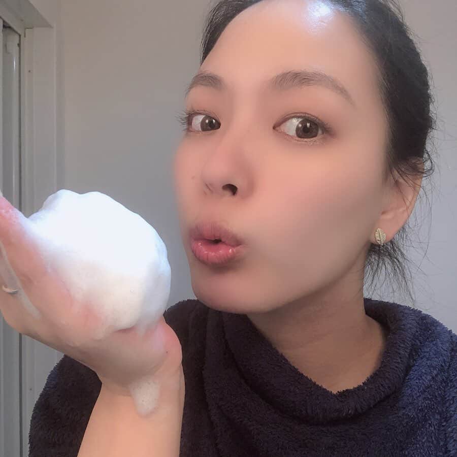 のインスタグラム：「: #skincare . . 泡を目の前にしたら ふぅ〜💨💨💨 としたくなる🤢w . 30代に突入した今年は 【美容元年】 たくさんのアイテムを試してきたけど 洗顔が大事なのを実感！！ . ヴァーナル @vernal_official の 1ヶ月分のトライアルセット✨ ・クレンジングせっけん アンクソープ ・仕上げ用せっけん センシティブザイフ ・ミスト状化粧水 エッセンシャルシャワー ・クリーム状仕上げ美容液 キハナクリーミーセラム . 【造り上げる美しさより 素肌の美しさこそ女性を輝かせる】 という考えのブランド！ 足す前に、まず余分なものを捨てる。 メイクや汚れ 古くなった角質を しっかり落とすことで 肌を正常に整えてくれるんだって！ 確かに いくら良いと言われる化粧品を使っても 汚れや角質で覆われていたら いくら塗っても浸透しないもんね🤔 . クレンジングせっけん ってはじめて使ったけど 泡でメイク落とすって新鮮~！ オリジナル泡立てネットを使うと 簡単に濃厚泡が作れちゃうの😳！ ふわっふわでもっこもこ！！ . クレンジングせっけんで 汚れを落としたあとは 仕上げ用せっけんで肌を整えるよ！ 洗い上がりにびっくりする！ お風呂上がりの赤ちゃんみたいな👶 化粧水めちゃめちゃ浸透しそう~！ みたいな！☜わかりづらw . 他のアイテムも紹介したいのだけど 1ヶ月じっくり使って 良さをしっかりレポします___ ✍🏻！！ 気になった方は ヴァーナルで検索してみてね👀🔎 : : : #ヴァーナル #素肌つるつるセット  #お気に入りコスメ #保湿 #肌にやさしい #コスメ #ナチュラル #コスメマニア #ナチュラルメイク #おすすめコスメ #乾燥肌 #保湿ケア #うるおい #エイジングケア #スキンケア #せっけん洗顔 #クレンジングせっけん #素肌の美しさ #肌美人 #素肌美人 #美肌 #美肌ケア #美肌になりたい #アラサー美容」