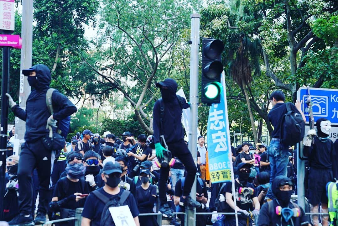 堀潤さんのインスタグラム写真 - (堀潤Instagram)「「冷静になれ、お前も香港人だろ」武器を構える警察官に対し、市民は必死にそう呼びかけた。　#standwithhongkong #香港加油」12月25日 23時48分 - junhori79