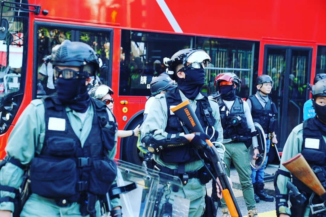 堀潤のインスタグラム：「「冷静になれ、お前も香港人だろ」武器を構える警察官に対し、市民は必死にそう呼びかけた。　#standwithhongkong #香港加油」