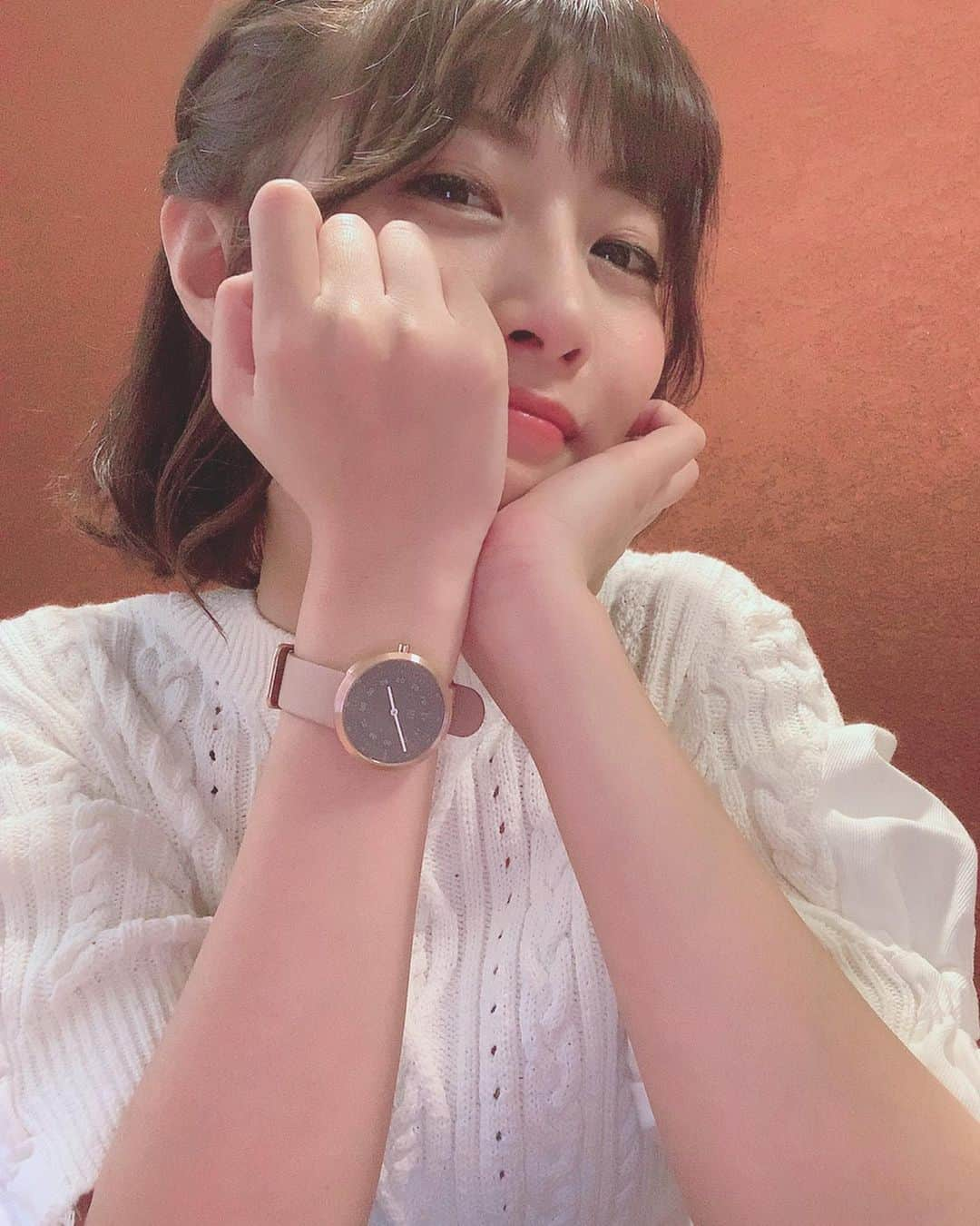 古川真奈美さんのインスタグラム写真 - (古川真奈美Instagram)「.﻿ .﻿ .﻿ ﻿ 本格的に寒くなってきたなー☃️﻿ 朝起きるの大変よ、布団から出られん(´･_･`)笑﻿ みんな風邪ひかんよーにねー🤧﻿ ﻿ はい、さりげなくオシャレ感をアップしてくれている @mavenjapan の腕時計⌚️﻿ 可愛いでそ😇❤️﻿ ﻿ マベンの腕時計はデザインが可愛いんだよな😍﻿ ﻿ ﻿ 10%offクーポンコードもらったので、﻿ 勝手に使ってね🙆‍♀️🌸﻿ ﻿ クーポンコード﻿ 【mana01126】﻿ ﻿ ﻿ もうすぐ今年が終わる〜〜😲😲﻿ ﻿ ﻿ ﻿ #マベン #マベンウォッチズ #時計 #腕時計 #mavenwatches﻿ #instalike #instamood ﻿ #ow #instapic #instaphoto﻿ #girl　#follow #followme  #gravure  #japanesegirl  #selfies  #インスタグラビア」12月25日 23時49分 - mana_0619