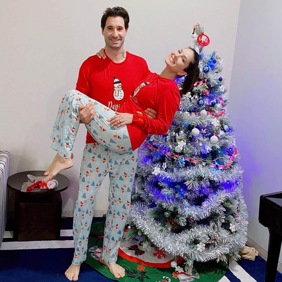 サニー・レオーネさんのインスタグラム写真 - (サニー・レオーネInstagram)「Merry Christmas from the Weber’s!! Thank you @ursa.co for making our family the cutiest Christmas pajamas ever! @dirrty99」12月25日 23時52分 - sunnyleone