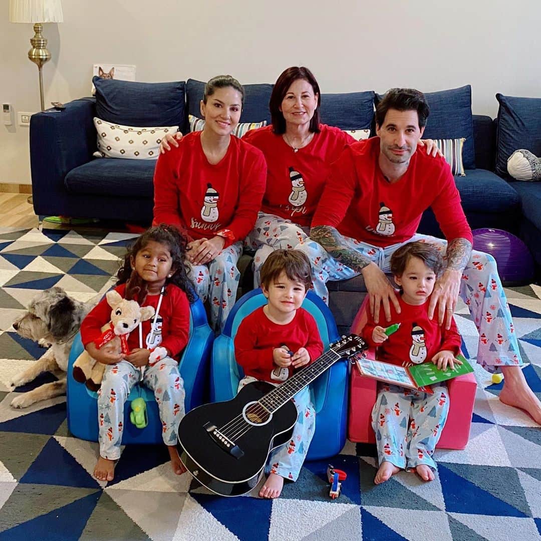 サニー・レオーネさんのインスタグラム写真 - (サニー・レオーネInstagram)「Merry Christmas from the Weber’s!! Thank you @ursa.co for making our family the cutiest Christmas pajamas ever! @dirrty99」12月25日 23時52分 - sunnyleone