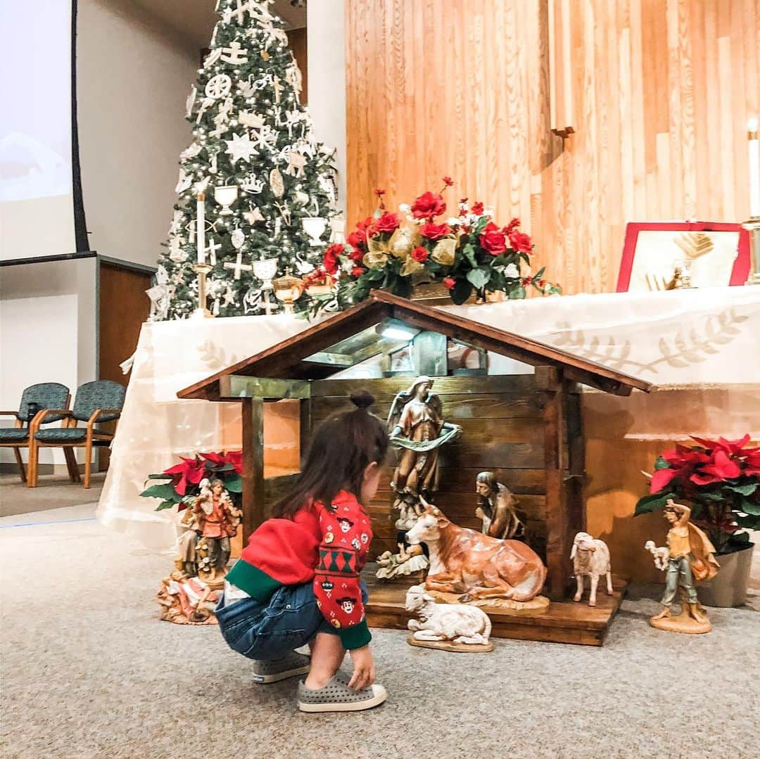 クリスティン・ヒルデブランドさんのインスタグラム写真 - (クリスティン・ヒルデブランドInstagram)「Loveliest Christmas Eve with the Hildebrand family here in AZ❤️. Today started with a scavenger hunt that Starlight (the Elf on the Shelf) sent us on, and ended with Rhett and his cousin Aubreigh writing a note to Santa left out with cookies🥰. Daytime activities included an amazing Xmas eve meal and a beautiful church service led by Tyler’s bro-in-law, Brian. Ps it’s totally fine to dress a 2 yr old in an ugly sweater for church or nah? 😂🤷🏼‍♀️😬 Currently, it’s 10:46pm and it’s time to start wrapping presents. ANYONE FEEL ME ON THAT? 😂🎅🏼🤶🏻😴 MERRY CHRISTMAS EVE!!」12月25日 15時01分 - _kristinhildebrand