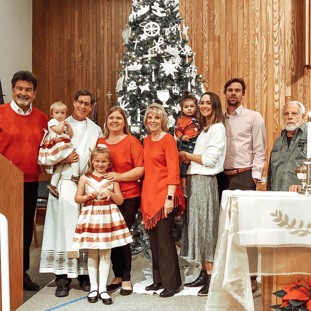 クリスティン・ヒルデブランドのインスタグラム：「Loveliest Christmas Eve with the Hildebrand family here in AZ❤️. Today started with a scavenger hunt that Starlight (the Elf on the Shelf) sent us on, and ended with Rhett and his cousin Aubreigh writing a note to Santa left out with cookies🥰. Daytime activities included an amazing Xmas eve meal and a beautiful church service led by Tyler’s bro-in-law, Brian. Ps it’s totally fine to dress a 2 yr old in an ugly sweater for church or nah? 😂🤷🏼‍♀️😬 Currently, it’s 10:46pm and it’s time to start wrapping presents. ANYONE FEEL ME ON THAT? 😂🎅🏼🤶🏻😴 MERRY CHRISTMAS EVE!!」