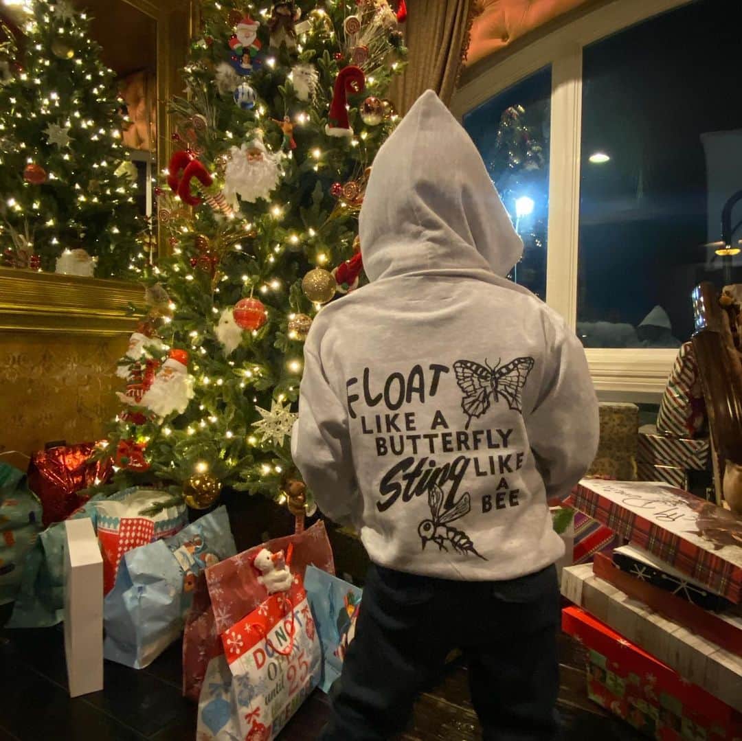 レイ・ミステリオ・ジュニアさんのインスタグラム写真 - (レイ・ミステリオ・ジュニアInstagram)「Thank you 🙏🏼 Santa 🎅 & @rootsoffight for this awesome #Ali hoodie!! From: Dylan」12月25日 15時01分 - 619iamlucha