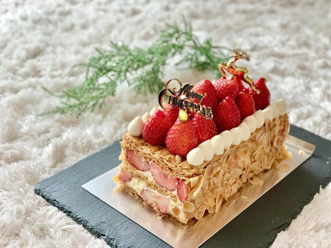 こままりえさんのインスタグラム写真 - (こままりえInstagram)「✴︎ Christmas cake🎂🍓 . 土日にお祝いしたクリスマス🎄 クリスマスケーキは @sheratonyokohama のナポレオンを✨ . 実家と合同クリスマスにしたので 賑やかなクリスマスとなりました😊 . #ナポレオン #ミルフィーユ #クリスマスケーキ #ケーキ #ホールケーキ #スイーツ #スイーツタイム #横浜ベイシェラトン #横浜 #シェラトン #ベイシェラトン #ベイシェラトン横浜 #ドーレ #ペストリーショップ #武藤修司 #yokohamabaysheraton #sheraton #sheratonhotels #yokohama #今日のおやつ #美味しかった #至福のひととき #クリスマスパーティー #クリパ #ホムパ #クリスマス #娘ちゃんの成長記録 #2歳8ヶ月 #弟くんの成長記録 #生後7ヶ月」12月25日 14時54分 - komamarie