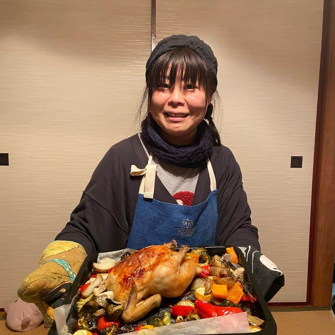椿鬼奴さんのインスタグラム写真 - (椿鬼奴Instagram)「関さんが焼いてくれた鳥を丁寧に食べるオカリナ😆と普通じゃない料理を女芸人達のために作ってくれる関さん😆 2人とも可愛い💕 #オカリナの生態調査 #関さんのこの料理がスゴい」12月25日 14時55分 - tsubakioniyakko