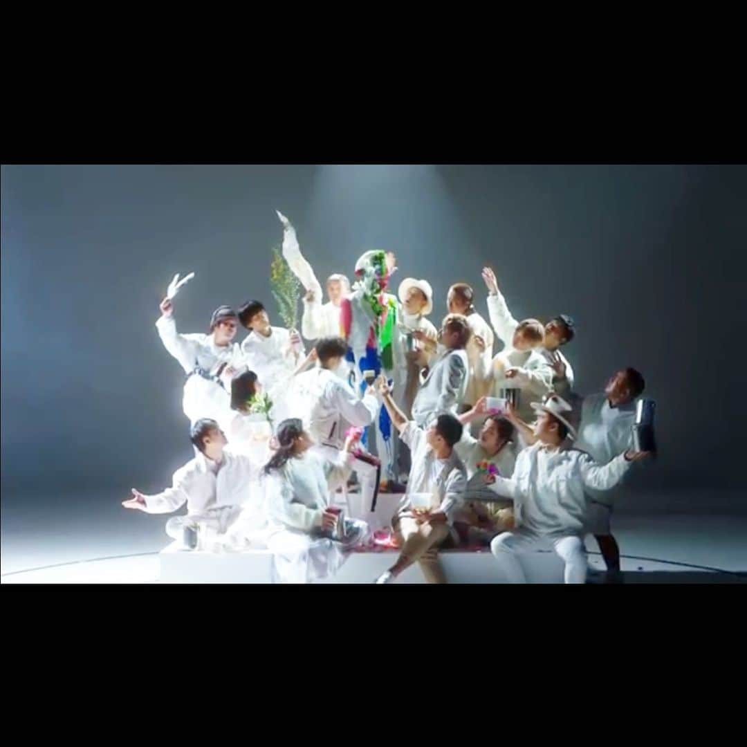 大地洋輔のインスタグラム：「本日12月25日吉本坂46のニューシングルが発売されました！！ ・ ・ ・ 僕らのグループは名前を 『circus』になってから初のシングルです！  つまり、選抜チームという名が無くなったわけですね！😭😭 このチームでしか、歌えない内容となってるので、是非聴いてみてください！ タイトルは 『STRAY SHEEP』  です🐏  僕のプロフィールのリンクからYouTube見れますので是非！！ 表題曲はチームREDの 『不能ではいられない』 となってます！！ こちらも良い曲なんだよー😭😭 ・ ・ #吉本坂46 #吉本坂46circus」