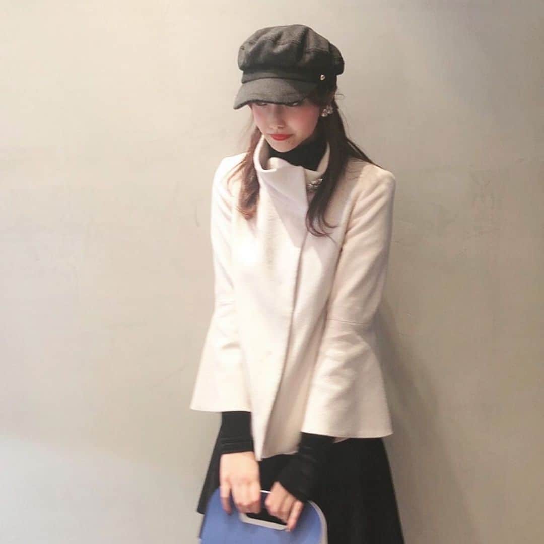 川原あやかのインスタグラム：「冷え性なので 寒いときは絶対タートルニットを着てしまう😂 . なのでコートだけは女の子らしくいたいので 明るいものを合わせます💕 . このANAYIのコート細身で 腕が広がっているのですっきり魅せてくれる のでお気に入り。 . @anayi_official . スカートはstorowberry fieldだよ❤︎ @strawberry_fields_official  #anayi #strowberryfields #アナイ #ストロベリーフィールド #冬コーデ #冬 #冬ネイル2019 #fashion」
