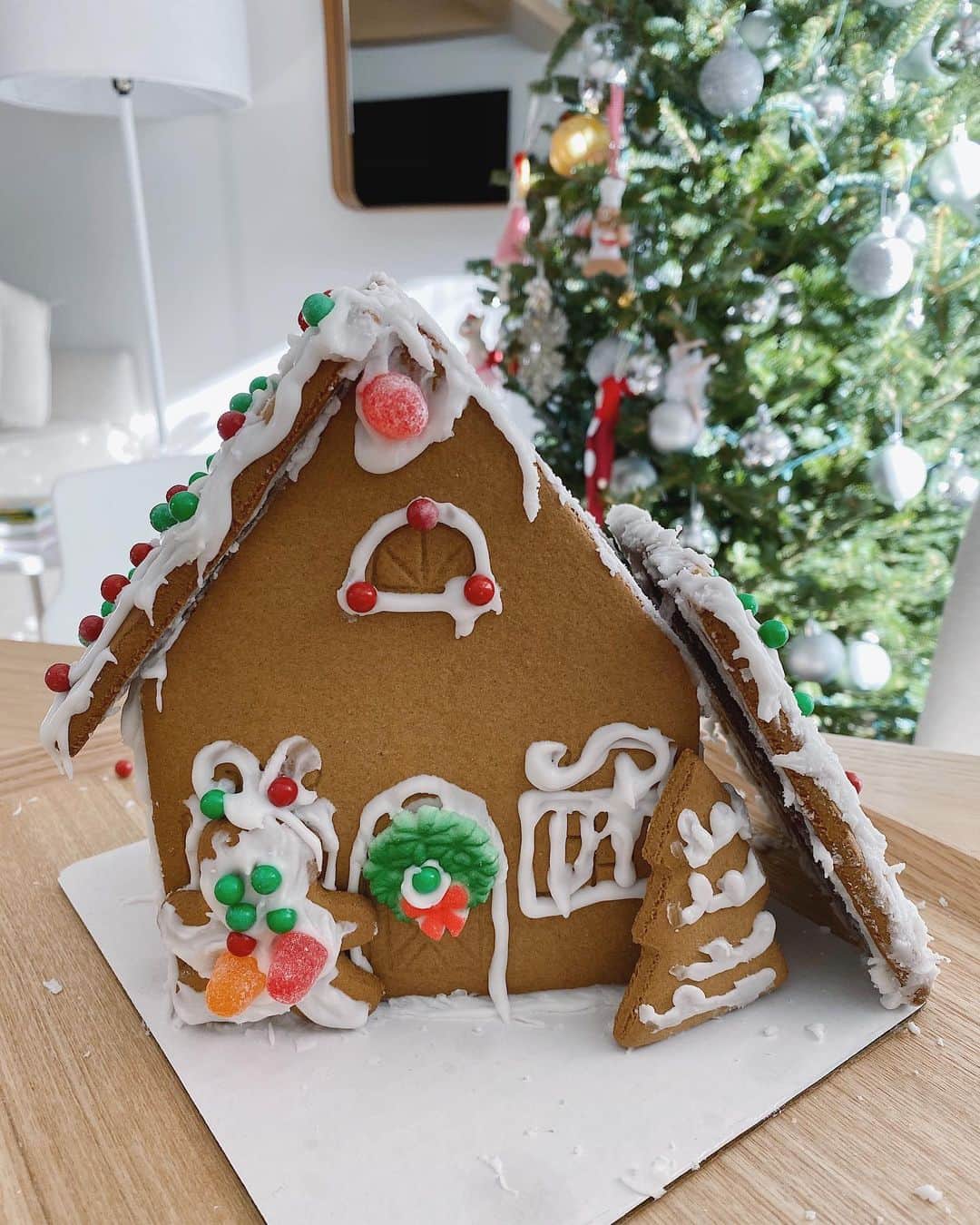 翁安芸さんのインスタグラム写真 - (翁安芸Instagram)「The roof falls down...😅🏠🎄❤️ 完成したお菓子の家。娘がサンタさんが入れないからと言い、、結果屋根は落ちたままになりました❄️🍬🍭🎅🏻 #gingerbreadhouse #christmas #お菓子の家 #すごい状態で完成 #クリスマス」12月25日 15時09分 - akinyc
