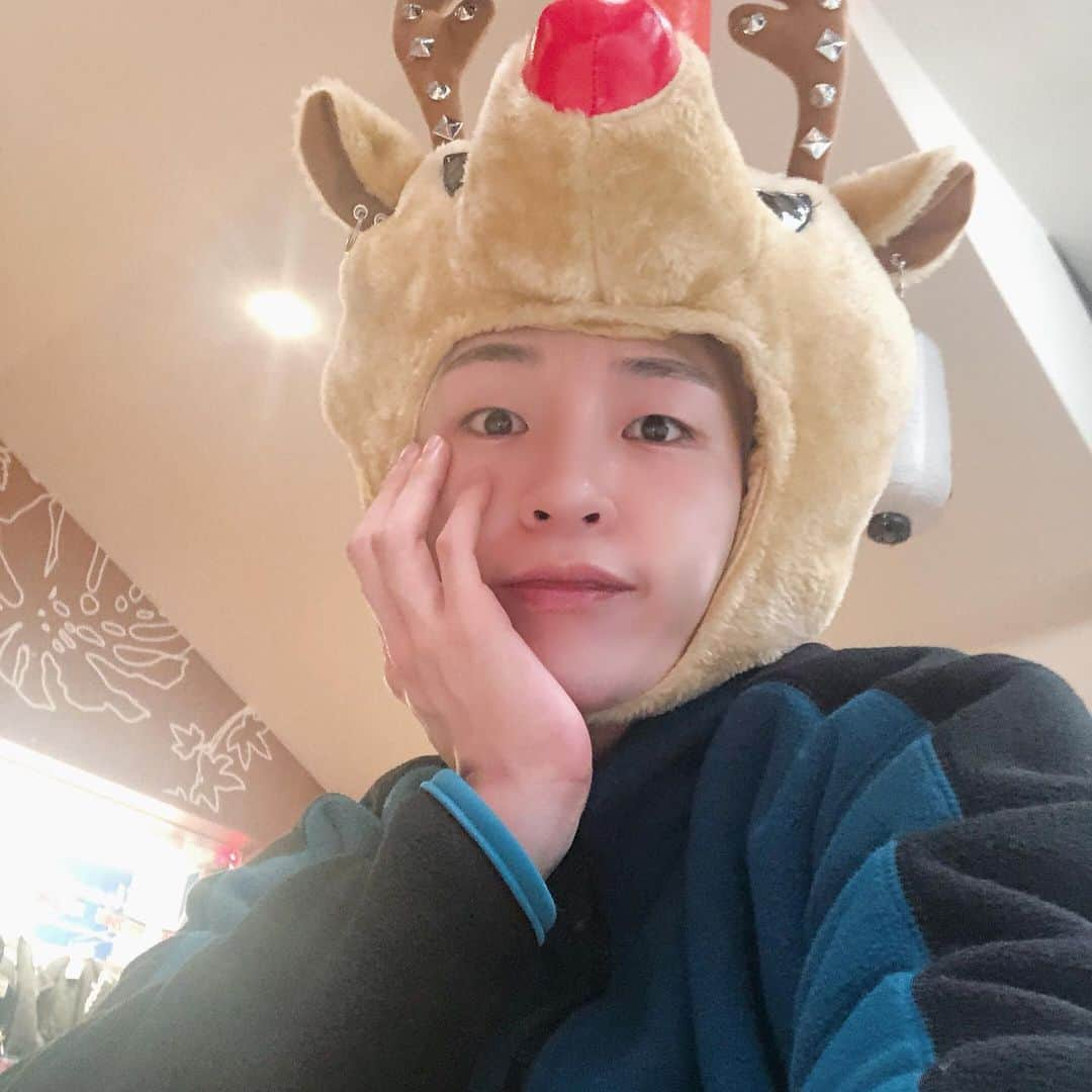 IN2ITさんのインスタグラム写真 - (IN2ITInstagram)「[ #인표 ]’LOG🧚🏻‍♂️ ㅤㅤ  Merry Christmas🎄 즐거운 크리스마스 보내세요🎊  #인투잇 #인투유 #인표  #IN2IT #IN2U #INPYO #크리스마스 #루돌프 #산타 #선물 #눈물없이살았습니다」12月25日 15時10分 - official_in2it