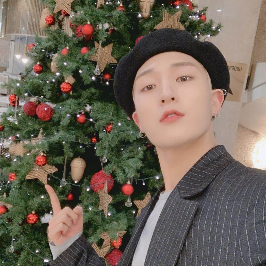 IN2ITさんのインスタグラム写真 - (IN2ITInstagram)「[ #인표 ]’LOG🧚🏻‍♂️ ㅤㅤ  Merry Christmas🎄 즐거운 크리스마스 보내세요🎊  #인투잇 #인투유 #인표  #IN2IT #IN2U #INPYO #크리스마스 #루돌프 #산타 #선물 #눈물없이살았습니다」12月25日 15時10分 - official_in2it