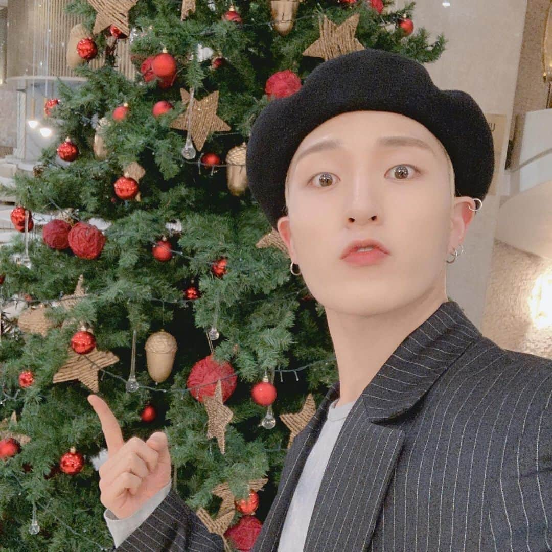 IN2ITさんのインスタグラム写真 - (IN2ITInstagram)「[ #인표 ]’LOG🧚🏻‍♂️ ㅤㅤ  Merry Christmas🎄 즐거운 크리스마스 보내세요🎊  #인투잇 #인투유 #인표  #IN2IT #IN2U #INPYO #크리스마스 #루돌프 #산타 #선물 #눈물없이살았습니다」12月25日 15時10分 - official_in2it