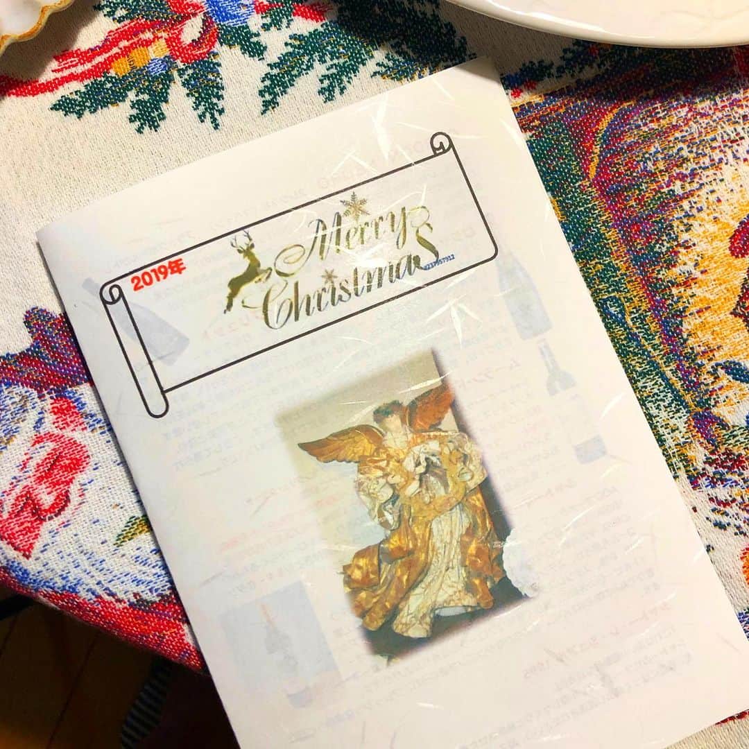 のインスタグラム：「聞いてください。うちのお父さんは毎年クリスマスに「本日のワインリスト」を自作してくれます。2枚目のように写真と説明つきです。変わった家に育ちました。いい意味で。 . 小中の教員をしてきたゆえに長年、旅のしおりや配布プリントを作ってきたからこんなにマメなのでしょうか。初めて作ってきた日は娘ながら「変な家だな」と思いました。いい意味で。 . お母さんは昔から12月になると家中をデコレーションしてくれます。ツリーやイルミネーションを飾り、12月1日には点灯式をしてきました。大きくなってから思いました。「え、家で点灯式ってしないの？」やはり変な家でした。いい意味で。 . 子供が大きくなった今はそこまで壮大なことはしないけど、最近のツリーには私のこまりくまのぬいぐるみが飾られるようになりました。優しくて愛情深い家族に囲まれて育ったもんです。 . そんな家で16年半愛されに愛された愛犬チワワのマロン君がつい先日天国へ旅立ちました。 大往生です。 . 娘たちが上京してからは両親と3人暮らしだったマロン君はとても大人しいチワワ君で、夜はベビーチェアーに乗って一緒に食卓を囲んだりしてました。変な家です。いい意味で。 . ペットがいなくなるというのは家族がいなくなるのと同じことだとよく知っていますが、今回改めて実感しました。 . 家族がいるひと、これから家族をつくるひと。 一緒に生活する中で、お互いいろいろ吸収しあって良くも悪くも影響をうけるものです。 . 優しく愛情深く今を大切に いつ離れてしまっても悔いのないよういまを大切に暮らしていきたたいものですね。 . 最後に。いまだにお年玉なんかをくれちゃう最高のお母さん。 今年はなぜか「はい、早めに！」と「クリスマス玉」と書かれた包みをくれました。ありがとうね。変な家です。いい意味で。」