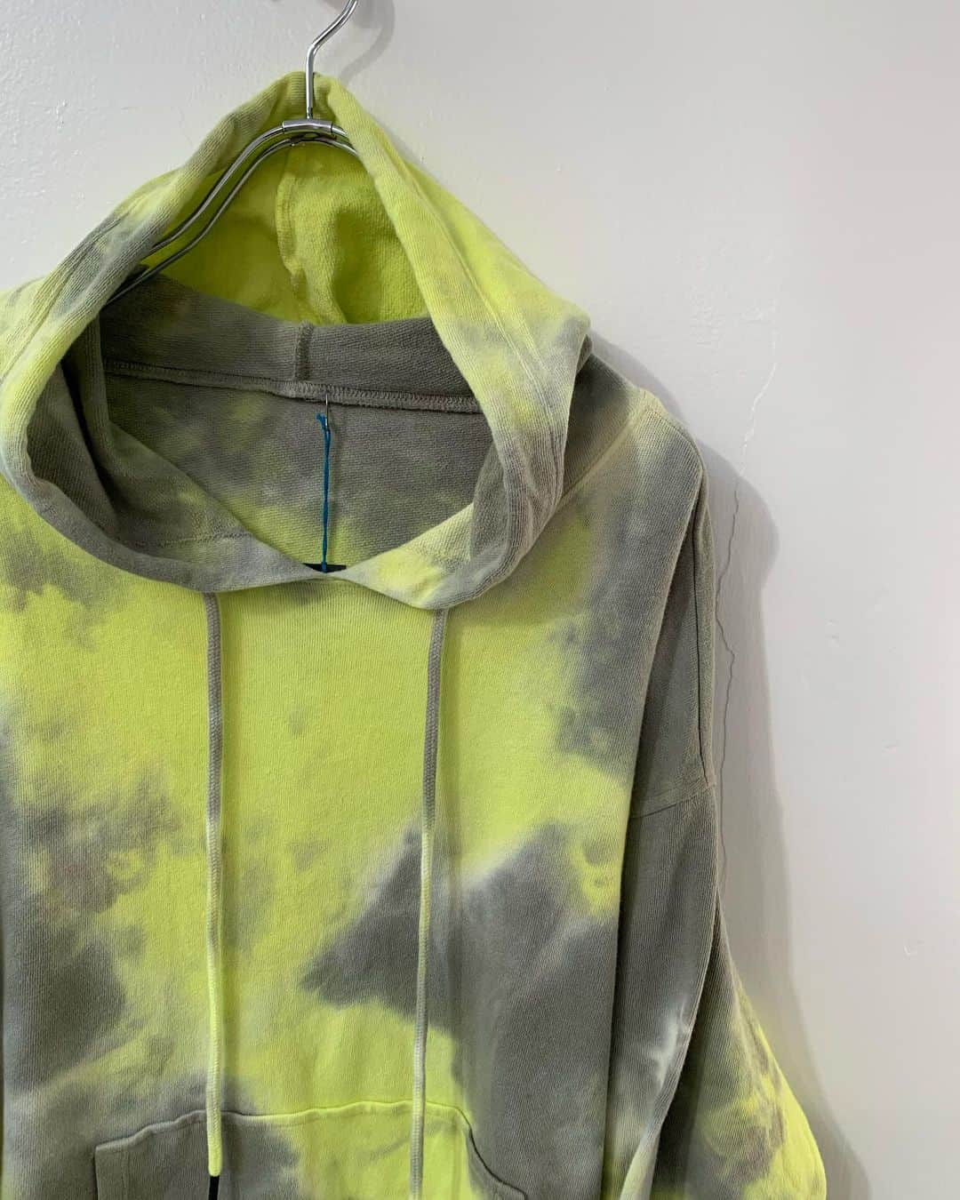 ジャムルさんのインスタグラム写真 - (ジャムルInstagram)「neon yellow x gray tie-dye sweat PARKA ¥5000+tax 肩幅　57cm 身幅　57cm 着丈 前 51cm 後 68.5cm 袖丈　55.5cm . 通販も可能です。 お問い合わせはお電話で承ります。 .  #お問い合わせはお電話で承ります #jammru #osaka  #fashion  #streetstyle  #streetfashion  #vtg  #vintage  #used  #usedclothing  #古着 #古着屋 #ファッション #70s #80s #90s」12月25日 15時16分 - jammru