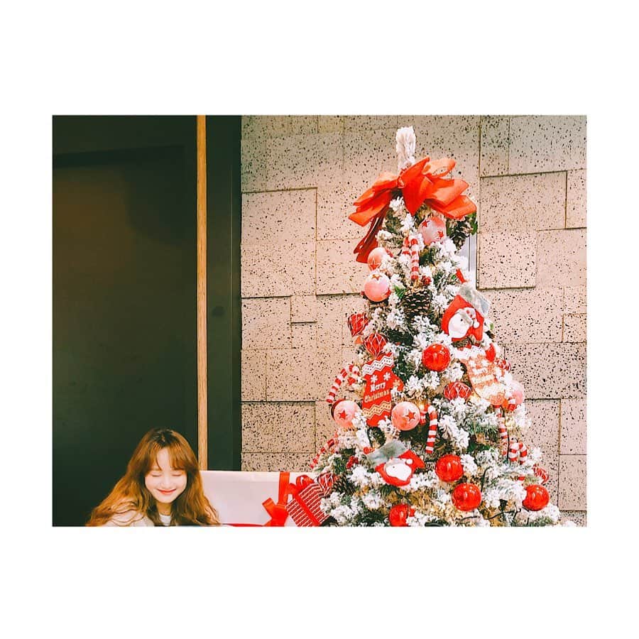 ウォン・ジナのインスタグラム：「. 현실은 집콕이지만!! 메리크리스마스!!!🎄」