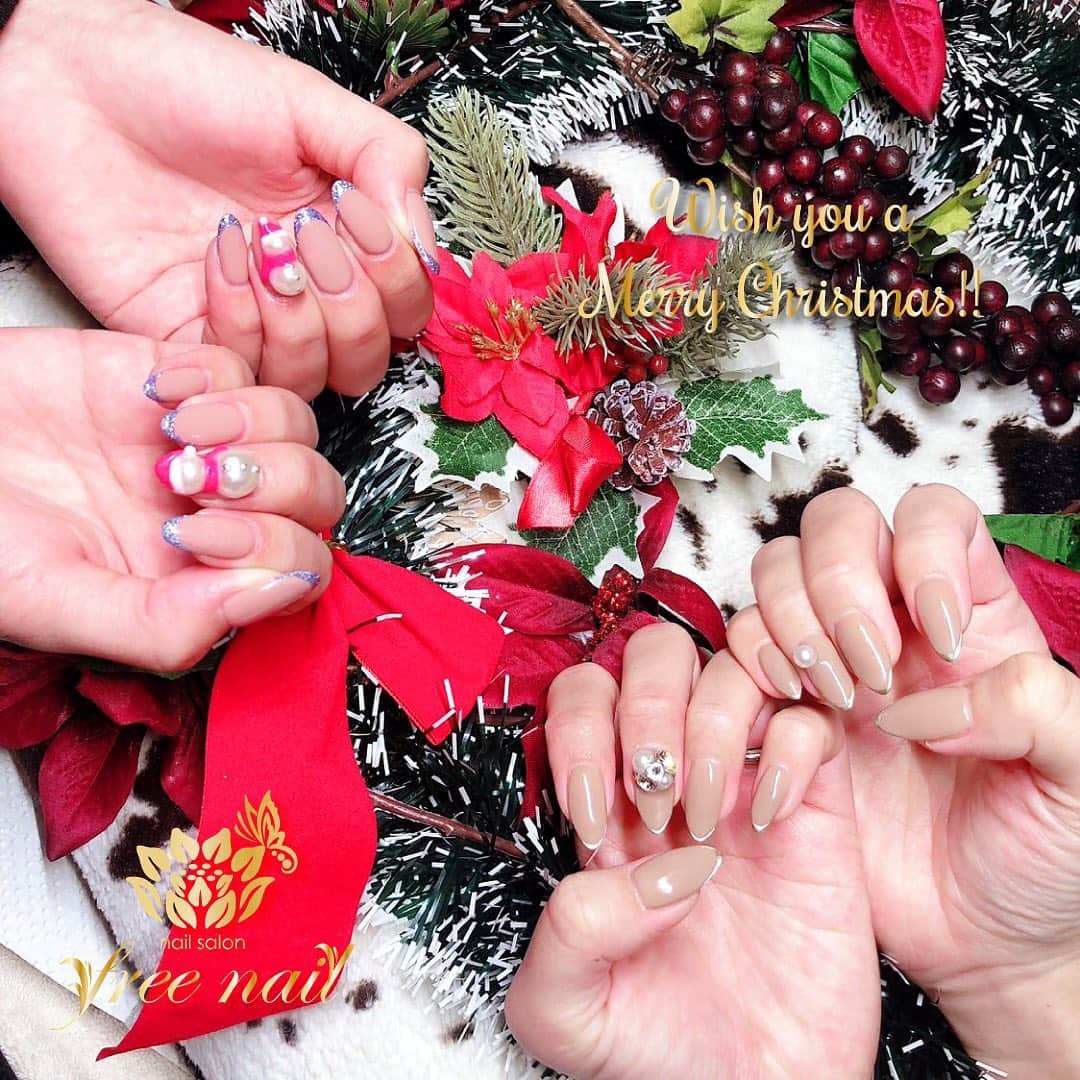 free nail フリーネイルのインスタグラム：「. Merry Merry Christmas🎅🏻🎄🌟 . 素敵なクリスマスになりますように❤️💚 🎅🏻🦌🎄🔔🎁❄️ . by freenail🥂 . #ネイルアート #ジェルネイル #ネイルサロン #大阪ネイルサロン #ネイルデザイン #ネイルチェンジ #クリスマスネイル #季節ネイル #サンタネイル #雪だるまネイル #パールネイル #ビジューネイル #フレンチネイル #ベージュネイル #デザインネイル #トレンドネイル #冬ネイル #winternails #nailsart #nailsdid #美甲 #日式美甲 #日式美甲胶 #日本美甲师 #日本美甲老师 #美甲上课 #日本胶 #フリーネイル #freenail」