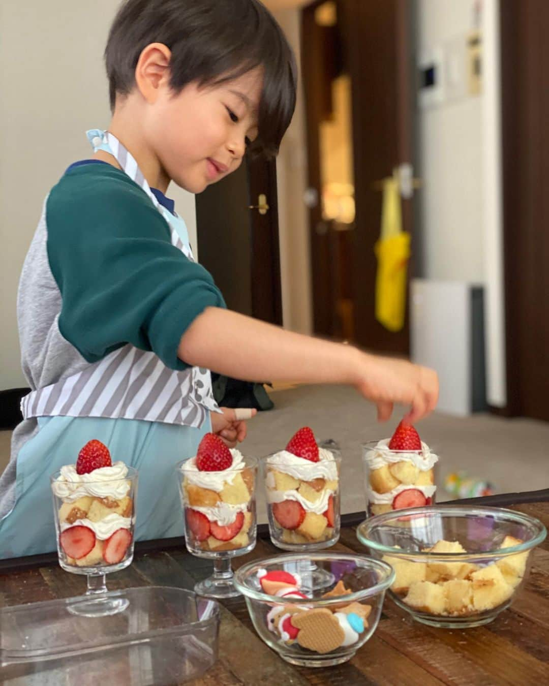 辻元舞さんのインスタグラム写真 - (辻元舞Instagram)「. 長男と簡単なケーキ作りをしました🍰 スポンジを5個入れてねと言うと 指を折って数えるのとか、真剣になると 顎がしゃくれるのが可愛かった😂笑 楽しそうでなにより❤️ #長男#3歳#クリスマス#クリスマスケーキ#instagood#happy#love」12月25日 15時32分 - mai_tsujimoto