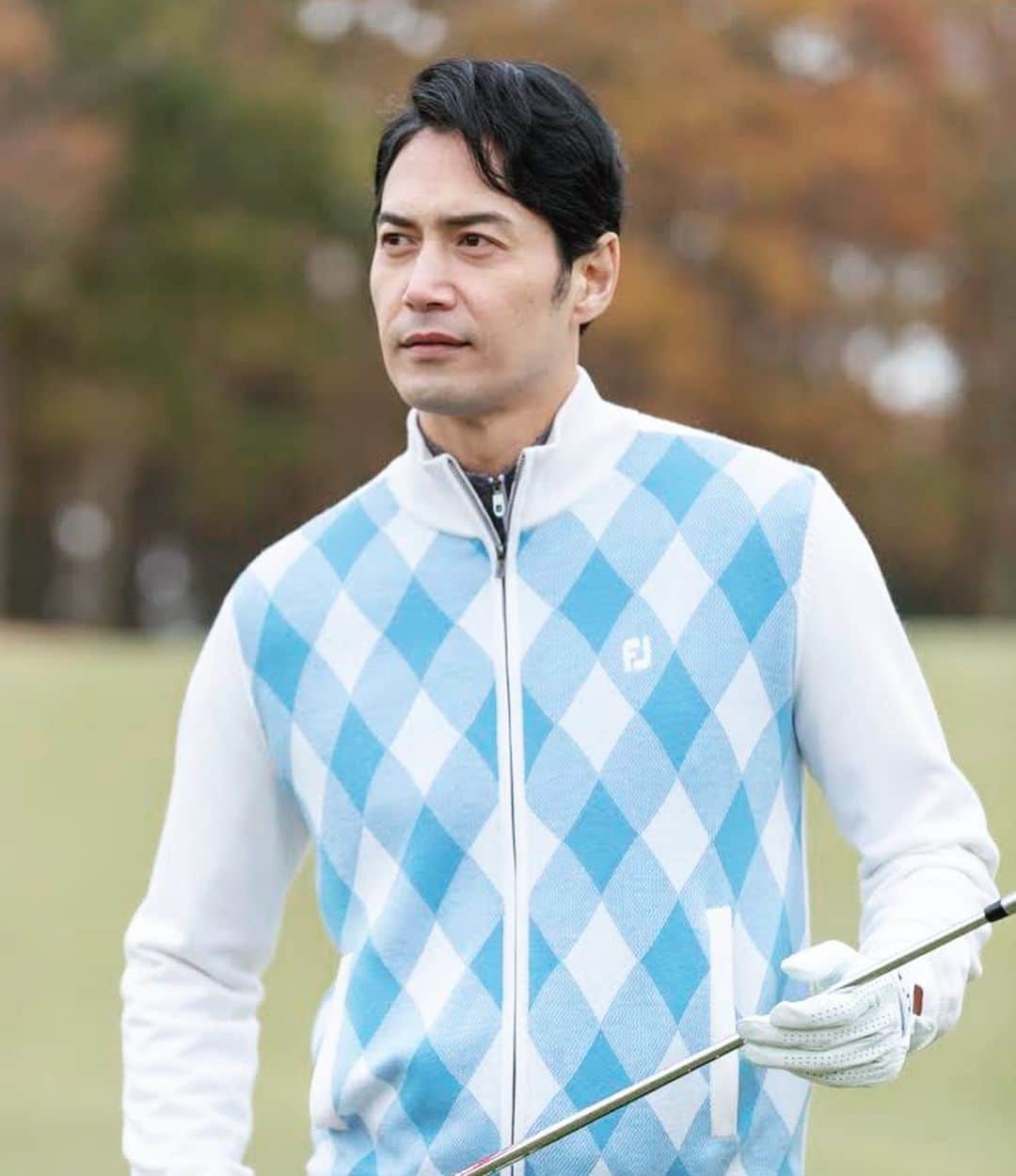 Footjoy Japanさんのインスタグラム写真 - (Footjoy JapanInstagram)「プロはオフシーズンに入りましたが、ゴルフ好きの皆さんは打ち納め、打ち初めと年末年始でまだまだラウンドのご予定があると思います。  非常に寒くなってますが、少しでも快適にゴルフをプレー出来る様に、今回は19年秋冬アパレルのご紹介です。  ①「防風フルジップアーガイルセーター/ホワイト（モデル着用）：17,000円＋税」 ②「防風フルジップストライプセーター/ブラック、ヘザーグレー（モデル着用）：18,000円＋税」 ⇒どちらも身頃から袖までストレッチ性の高い裏地を配し、防風性を備えたセーターです。  ③「2way フルジップ中わたジャケット/ネイビー（モデル着用）：18,000円＋税」 ⇒軽量・撥水キルティング中わたジャケット。袖が脱着できるので、ベストとしても使用可能です。  他にも様々なアウターを取り揃えていますので、ぜひFJ公式オンラインショップでお買い求めください。  #footjoy #フットジョイ秋冬アパレル　#ゴルフアパレル」12月25日 15時44分 - footjoy.japan