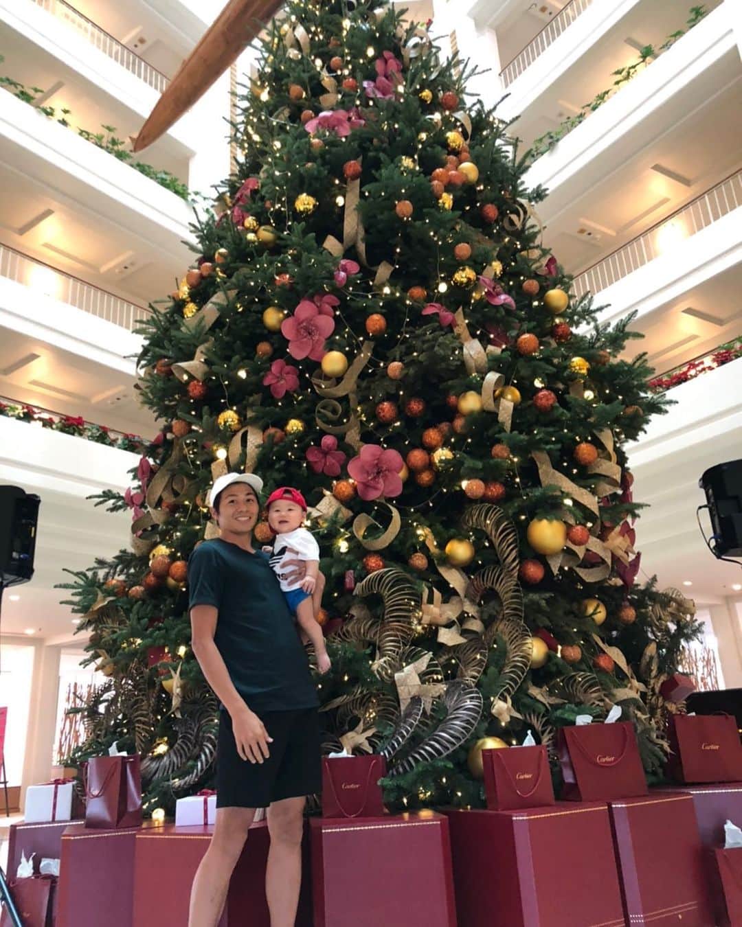 丸山祐市のインスタグラム：「Merry Christmas🎅🎄 旅行の写真はまた後日👍  #息子 #初めての旅行 #ハワイ  #メリークリスマス  #丸山祐市」