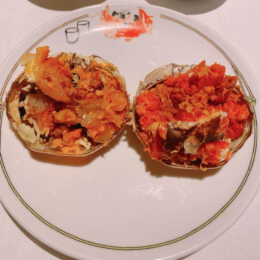 東森美和のインスタグラム：「2019年の冬の初　上海蟹🦀 中国飯店さんに伺いました💓 オスとメス…オスの方がしっとり。 シャンパンと白ワインと紹興酒と…笑 休みの日もたくさん飲んで幸せでした😭💓 フカヒレが結構ボリューム多くてずっしりきた。笑  お正月に家族に送ったかにしゃぶ… 結局大阪に帰れず、私だけ食べれなかったから嬉しかったです😭  #かに #蟹 #中国飯店 #幸せな食事でした #美味しいもの好きな人と繋がりたい」