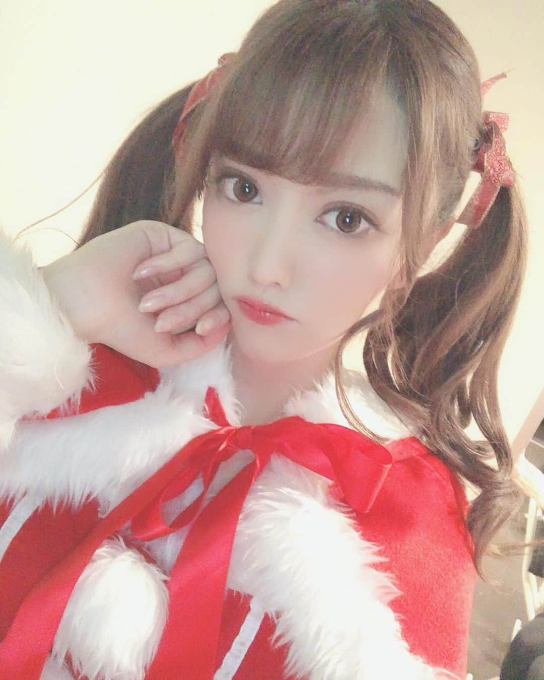 のインスタグラム：「♡Merry Christmas♡ . 今日は渋谷クロスFMだよ📻 【観覧無料 】 12月25日（水）19:00〜 渋谷クロスFM『水曜特別警備隊 ミニスカポリス』 . 今日もサンタコスプレするよ🎅 りかPサンタコスプレ4着もってて今日も別の着るからたのしみにしててね💕 . 昨日の写真どれもほぼ同じ顔してたぁ😂笑 . . . #サンタ #サンタコス #クロスfm #ミニスカポリス #santa #コスプレ #costumeplay #cosplay #ミニスカート #ツインテール #アイドル #idol #japan #japanesegirl #クリスマス #christmas #xmas」