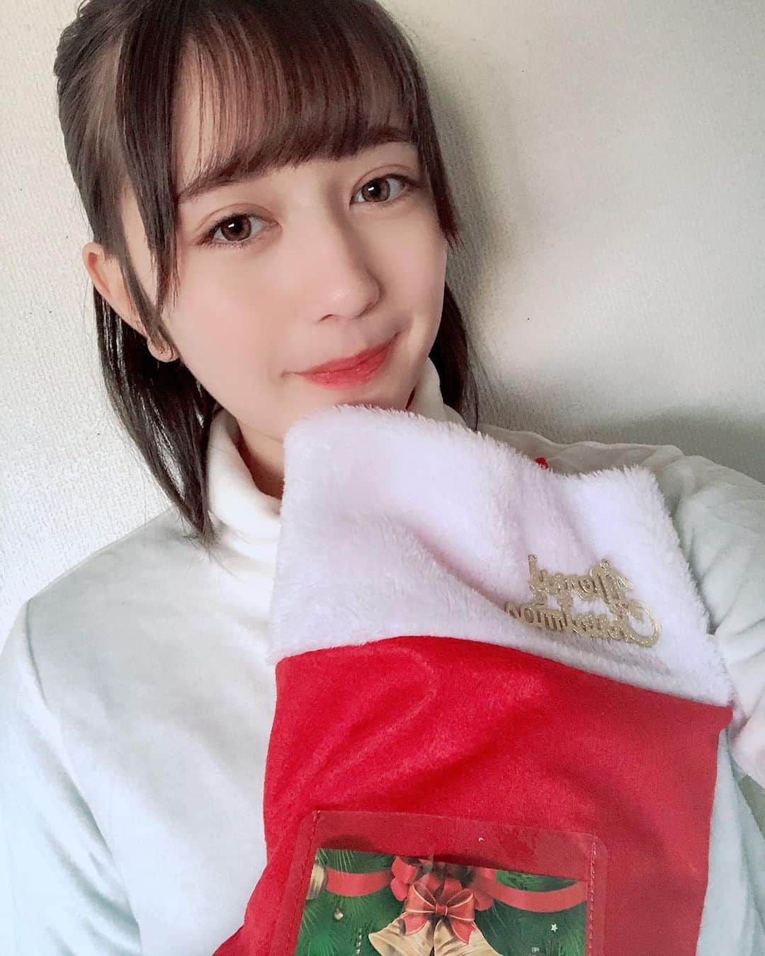 木村ユリヤのインスタグラム：「🎄Merry Christmas🎄 Santa has come to me🎁 I made the cake.  ブッシュドノエル、作りました✨  そういえば、髪切りました✂︎笑笑  #クリスマス#christmas  #クリスマスプレゼント #ブッシュドノエル」