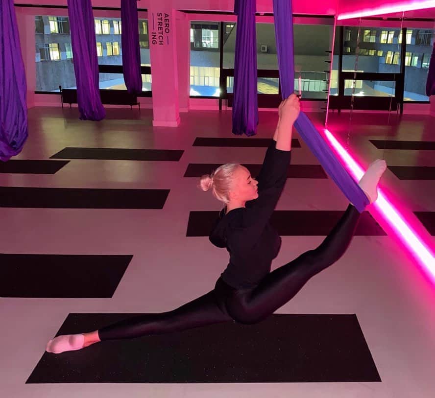 ソフィア・スコモローフのインスタグラム：「Love the life you live, and live the life you love 🖤  #sofiaskomorokh #lifeisgood #шпагат #stretching #topstretching #растяжка」