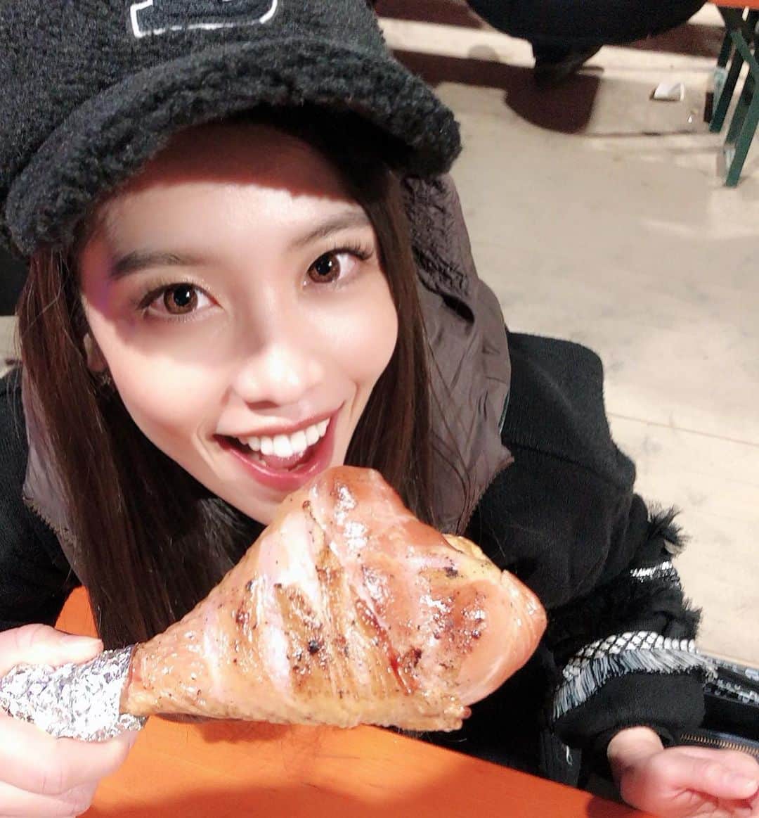 浦田麻緖さんのインスタグラム写真 - (浦田麻緖Instagram)「クリスマスは、やっぱりチキン食べないとねっ🍗🍗🍗🍗🍗 ガブっ‼️ 🎅🎁🤶🎄✨ みんなはもう食べましたかーー⁉️ #チキン #スモークチキン　#チキンレッグ　#グリューワイン　#ソーセージ　 #クリスマス　#東京クリスマスマーケット2019 #クリスマスっぽい　#メリクリ　#チキンと私」12月25日 15時57分 - mao.urata