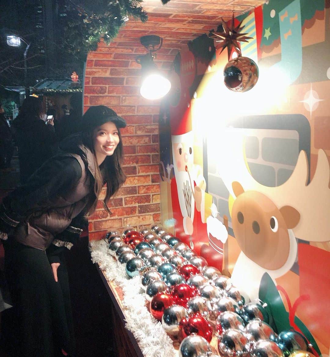 浦田麻緖さんのインスタグラム写真 - (浦田麻緖Instagram)「クリスマスは、やっぱりチキン食べないとねっ🍗🍗🍗🍗🍗 ガブっ‼️ 🎅🎁🤶🎄✨ みんなはもう食べましたかーー⁉️ #チキン #スモークチキン　#チキンレッグ　#グリューワイン　#ソーセージ　 #クリスマス　#東京クリスマスマーケット2019 #クリスマスっぽい　#メリクリ　#チキンと私」12月25日 15時57分 - mao.urata