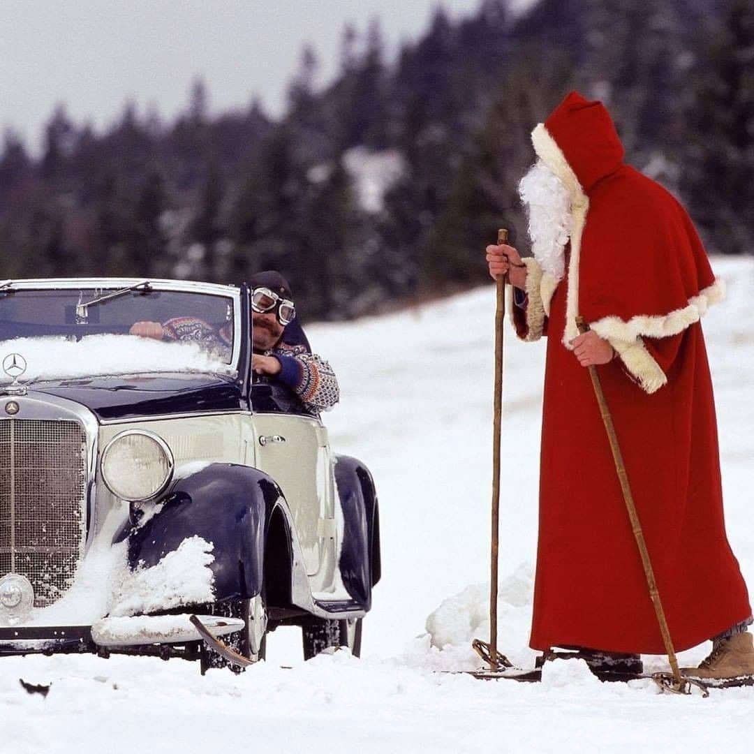メルセデス・ベンツさんのインスタグラム写真 - (メルセデス・ベンツInstagram)「If you see Santa skiing through the winter wonderland these days - offer him a ride. Well it's cold outside!  #winterwonderland #MercedesBenz #MBClassic #ClassicCar #Carsofinstagram #InstaCar ##mercedes  Photo via @mercedesbenzmuseum」12月25日 16時00分 - mercedesbenz